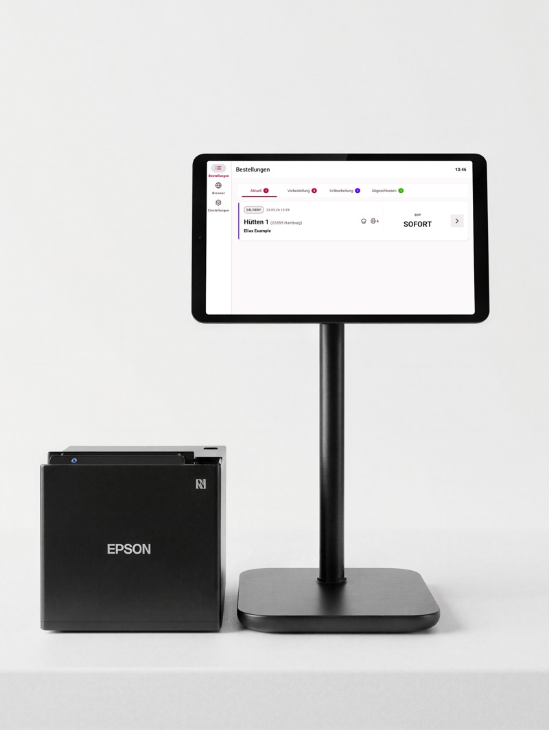 ORDERU App auf einem Tablet mit Standfuß, daneben ein Bondrucker